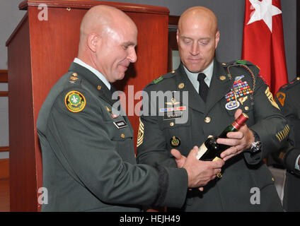 090918-A-5406P-504 Command Sergeant Major Brian K. Meyers, Command Sergeant Major der 2nd Brigade Combat Team, 82nd Airborne Division, stellt eine Flasche Scotch "Falcon" Major General H.R. McMaster, Direktor der Konzept-Entwicklung und Erprobung auf US Army Training & Lehre Command, folgende McMasters-Präsentation der ersten Gastdozent in der 2. BCT Distinguished Lecturer Serie, in der Halle der Helden Sept. 18. (US Armee-Foto von Staff Sgt Mike Pryor, 2. BCT, 82. Abn. Div. Public Affairs) US-Armee 51180 Besuch von Major General McMaster startet distinguished Lecturer series Stockfoto