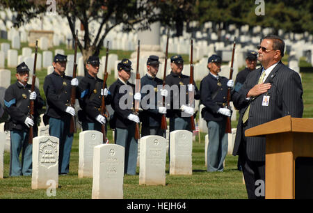 Foto von Prudence Siebert/Fort Leavenworth Lampe William Owensby, Friedhof Regisseur und lebendige Geschichte freiwillige Vertretung der Firma C, 3. Infanterie Fort Larned, Respekt die Farben geschrieben und die Nationalhymne ist gespielt, während das Fort Larned verstorbenen Denkmal Einweihung 19. September 2009, Fort Leavenworth (Kansas) National Cemetery Soldat. Einheimischen Jerry Brown und Ed Kennedy trat die Freiwillige aus Fort Larned Parks Service Rangers und Freiwilligen, die Firma C. uns Armee 51500 verspätete Auszeichnung für Fort Larned Soldaten bilden Stockfoto