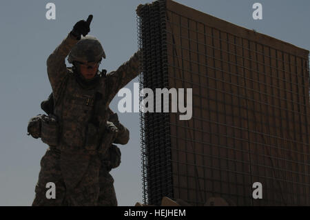 Ein US-Soldat aus 1. Platoon, Charlie Kompanie, 9. Pionierbataillon lädt HESCO Barrieren für den Bau einer Mauer in der Nähe der Grenze zu Irak-Iran, 22. September 2009. Ingenieure bauen die Wand in der Nähe einer Grenze Patrouille Station. Ford 206640 Gebäude Stockfoto