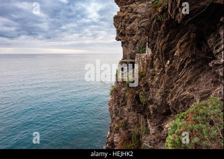 Alte verlassene Balkon mit Meerblick auf die Felsen in der Nähe von Vernazza Stadt in Ligurien, Italien Stockfoto