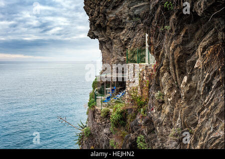 Alte verlassene Balkon mit Meerblick auf die Felsen in der Nähe von Vernazza Stadt in Ligurien, Italien Stockfoto