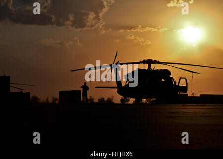 US-Armee 51607 CAMP TAJI, Irak-unter der Morgensonne, ein UH-60 Black Hawk Hubschrauber Crewchief von 227. Aviation Regiment, 1st Air-Kavallerie-Brigade, 1. Kavallerie-Division, 3. Bataillon, Multi-National Division - Ba Stockfoto