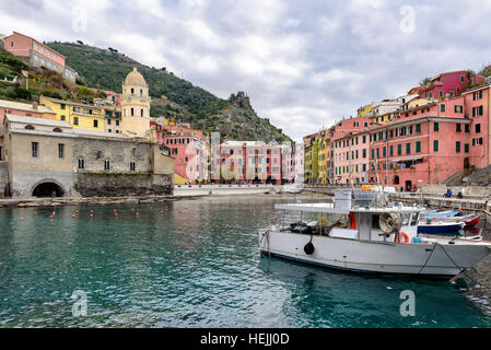 Kleines Fischerdorf Hafen von Vernazza im Nationalpark Cinque Terre in Ligurien, Italien Stockfoto