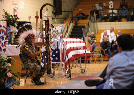 090925-A-3871S-227 EAGLE BUTTE, S.D.--Larry Hale, ein Mitglied des Vereins Red Feather schützt die Fahne drapiert Sarg des Sgt. 1. Klasse Arthur F. "Bluie" Jewett bei seiner Beerdigung in Eagle Butte, S.D., am 25 September statt. Jewett, ein Mitglied des Stammes Cheyenne River Sioux war getötet in Aktion während des Koreakrieges Chosin Vorratsbehälter-Kampagne. Seine sterblichen Überreste wurden nicht bis Januar 2009. (Foto: South Dakota Army National Guard Sgt. Lance Alan Schroeder) (FREIGEGEBEN) US-Armee 52068 Koreakrieg Tierarzt bekommt Indianer Ehrungen Stockfoto