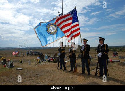 Mitglieder der South Dakota Army National Guard Military Funeral Honors nehmen an einer Begräbniszeremonie für ein Opfer des Koreakrieges auf dem St. Theresa Catholic Cemetery nahe White Horse in South Dakota teil. Stockfoto