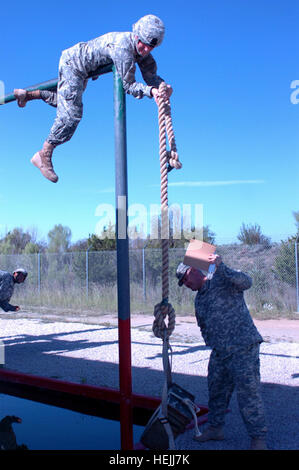 PFC. Jermy Champion, ein Feld Artilleristen mit 5. Bataillon 82. Feldartillerie-Regiment, 4th Brigade Combat Team, 1. Kavallerie-Division, Mitglied des Kaders "BYOB" versucht, eine Munitionskiste auf den Boden ohne roten lackierten Abschnitt des Pols als Staff Sgt Mattew Getränkekonzentrat, ein Grader senken, blickt auf, um sicherzustellen, dass die Munitionskiste traf keinen Teil von den roten Bereich der Stange an die Staats-und Regierungschefs Reaktion Kurs Sept. 25 , hier in Fort Hood, Texas. US-Armee 52448 Pfc. Jeremy Champion, ein Feld Artilleristen mit 5. Bataillon 82. Feldartillerie-Regiment, 4. Brigade Combat Team, 1. Caval Stockfoto