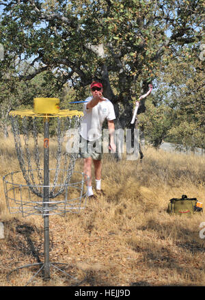 BLACK BUTTE LAKE, Kalifornien (26. September 2009)--Dan Goodrich von Chico, Kalifornien wirft eine Chip-Shot gegen einen Eimer 26 September auf dem Golfplatz Black Butte Lake Scheibe während National Public Lands Day. Vertreter von zwei Chico-Bereich Disc Golf Clubs freiwillig rund um den See zu reinigen und um die Arbeit auf dem Platz fortsetzen, die er und andere Teammitglieder Asse, arbeiten mit dem Army Corps of Engineers erstellt und entwickelt. US Army 51696, die das Korps Black Butte Lake National Public Lands Day mit neu feiert disc-Golf-Kurs Stockfoto