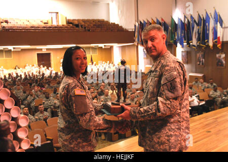 Command Sergeant Major Raymond Chandler vergibt Spc. Angel Wood, der 11th Armored Cavalry Regiment in Fort Irwin, Kalifornien, eine Statue für den Distinguished Honor Graduate Award an der Team 15-09 Krieger Leader Kurs Abschluss Soldat Hall am Montag zu erreichen. (Foto von PFC David Gafford / USASMA Public Affairs) US-Armee 52167 Armee ersten Schüler in neuen Krieger Leader Kurs Absolvent Fort Bliss NCO Academy Stockfoto