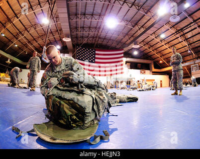 Staff Sgt Aaron Butler, Army Reserve Non-commissioned Officer des Jahres packt seine Ausrüstung während der PCC/PCI in der Abteilung der Armee besten Krieger Wettbewerb auf Fort-Schutze, Virginia in diesem 29. September 2009, Datei Foto. Butler dient als Sponsor für CPL. Adam Lucas, der US Army Reserve Medical Command am US Army Reserve beste Krieger Wettbewerb 2012 am Fort McCoy, Wisconsin, USA, Juni 15-20 vertritt. 2012 US Army Reserve beste Krieger Wettbewerb 2009 Army Reserve Non-commissioned Officer des Jahres lohnt es vorwärts 090929-A-XN107-496 Stockfoto