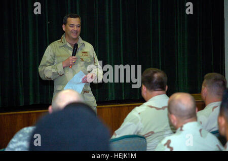 GUANTANAMO BAY auf Kuba – Navy Rear Admiral Tom Copeman, Joint Task Force Guantanamo Kommandant spricht JTF Guantanamo-Service-Mitglieder am US Naval Station Guantanamo Bay, 30. September 2009. Copeman hielt eine Reihe von All-Hände Anrufe, Service-Mitglieder über die aktuelle Mission und Bedingungen in den Haftanstalten zu aktualisieren. JTF Guantanamo führt sicher, humane, rechtliche und transparente Pflege und Obhut der Gefangenen, einschließlich der Militärkommission und die verurteilten bestellt von einem Gericht freigegeben. Die JTF führt Intelligenzansammlung, Analyse und Verbreitung für den Schutz der Gefangenen ein Stockfoto