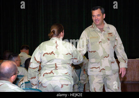 GUANTANAMO BAY auf Kuba – Navy Rear Admiral Tom Copeman, Joint Task Force Guantanamo Kommandant spricht JTF Guantanamo-Service-Mitglieder am US Naval Station Guantanamo Bay, 30. September 2009. Copeman hielt eine Reihe von All-Hände Anrufe, Service-Mitglieder über die aktuelle Mission und Bedingungen in den Haftanstalten zu aktualisieren. JTF Guantanamo führt sicher, humane, rechtliche und transparente Pflege und Obhut der Gefangenen, einschließlich der Militärkommission und die verurteilten bestellt von einem Gericht freigegeben. Die JTF führt Intelligenzansammlung, Analyse und Verbreitung für den Schutz der Gefangenen ein Stockfoto