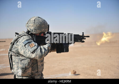 Eine kleine Flamme bricht nach CPL. Jeremia Winter runden aus seinem M249 Squad automatische Waffe entlädt sich während der Durchführung reflexive Heißausbildung in Ar Ramadi, Irak, Okt. 5. Winter erhält die 188. vorwärts Unterstützungskompanie, 3. Bataillon, 157. Feldartillerie, Colorado Army National Guard, 115. Fires Brigade. Ausbildung im Irak weiterhin für Colorado Gardisten 212875 Stockfoto