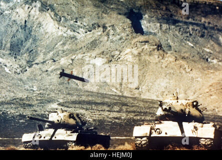 Ein M712 Copperhead Kanone gestartet lasergesteuerte Geschoss nähert sich das Ziel, einen mittleren Panzer M47. M712 Copperhead nähert sich den Ziel tank Stockfoto