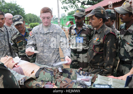 CAMP BUNDELA, Indien (12. Oktober 2009) – CPL. Kevin Zeitler, Notfallversorgung Spezialist, Headquarters und Headquarters Troop, 2. Staffel, 14. Kavallerie-Regiment, "Strykehorse," 2nd Stryker Brigade Combat Team, 25. Infanterie-Division, veranschaulicht das gelten die eine Brust-Dichtung für indische Armee medizinische Personal zugewiesen, um der 31. Panzerdivision während eines medizinischen Workshops während der Übung Yudh Abhyas 09 am Camp Bundela Indien , Oktober 12. YA09 ist eine bilaterale Übung unter Einbeziehung der Armeen von Indien und den Vereinigten Staaten. Das primäre Ziel der Übung ist es, zu entwickeln und zu erweitern die Beziehung sein Stockfoto