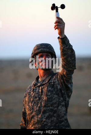 CPL. Ian Dalton von Ogden, Utah, 1-325th Airborne Infanterie-Regiment, 82. US-Luftlandedivision, prüft Boden Windgeschwindigkeit als Teil seiner Aufgaben wie der Assistent Drop Zone Sicherheit Offizier Minuten vor etwa 300 Soldaten der 82. einen strategische Fallschirm führen zusammen mit ihren Kollegen aus Deutschland, Ägypten, Kuwait und Pakistan während einer Operation Bright Star 2009 Fortbildungsveranstaltung zu springen. 82. in den Himmel 213212 Stockfoto