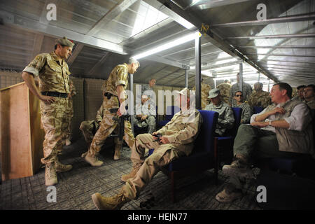 Der Supreme Allied Commander Europe, Admiral James Stavridis, erhält eine kurze auf Operations bei nach vorn Operating Base Shawquat, Afghanistan, durch britische Truppen Kommandant Oberstleutnant Roly am 12. Oktober 2009. SACEUR besucht Soldaten in Afghanistan 468612 Stockfoto