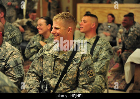 US-Truppen Lachen klappt hören sie Besuch Verwundeten Krieger Geschichten und Witze über ihr Leben nach ihren Verletzungen Okt. 15 am Camp Ramadi, Irak, als Army Staff Sgt Luke Wilson, 29, aus Hermiston, Oregon/USA, der sein linke Bein oberhalb des Knies in einem Granatenanschlag in Bagdad im Jahr 2004 verlor, seine Beinprothese während einen Witz erzählen. Reichten von Humor zu Tränen, als die Verwundeten Krieger durch den Irak reiste Verschluss für ihre traumatischen Erlebnisse im Zusammenhang mit dem Kampf um Emotionen. Zu ihren eigenen Bedingungen 213492 Stockfoto