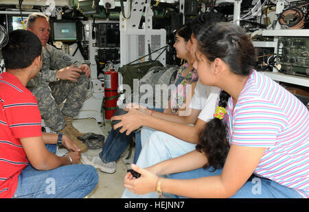 CAMP BUNDELA, Indien (17. Oktober 2009) – Oberstleutnant James Isenhower, Kommandant, 2. Eskadron, 14. Kavallerie-Regiment, "Strykehorse," 2nd Stryker Brigade Combat Team, 25. Infanterie-Division-Gespräche mit Familienangehörigen der Soldaten, der indischen Armee 31. US-Panzerdivision, über den Stryker Träger ihren Besuch in Camp Bundela während der Übung Yudh Abhyas 09 in Babina Indien, Okt. 17 zugewiesen. YA09 ist eine bilaterale Übung unter Einbeziehung der Armeen von Indien und den Vereinigten Staaten. Das primäre Ziel der Übung ist es, zu entwickeln und zu erweitern die Beziehung zwischen der indischen und der US-Armee.  (Foto von Sgt. 1st Stockfoto