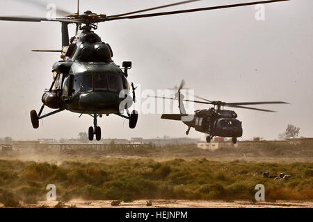 US-Armee 53450 CAMP TAJI, Iraq-An MI-17 Hip Helikopter (links) von der irakischen Luftwaffe und ein UH-60 Black Hawk-Hubschrauber von 227. Aviation Regiment, 1st Air-Kavallerie-Brigade, 1. Kavallerie-Division, 3. Bataillon, Dr. Stockfoto