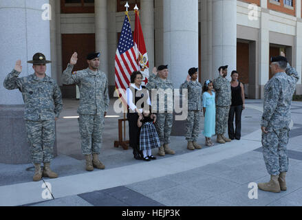 Armee-Stabschef General George Casey Jr. wieder fünf Soldaten und ihre Familien während seines Besuchs in Fort Benning, Georgia, Okt. 20 eingetragen.  Nach der erneuten Eintragung Zeremonie, die vor dem Nationalmuseum Infanterie war, sprach Casey zu jedem der Soldaten und ihrer Familien. Während Caseys Besuch beobachtet er eine Station Einheit training auf Sand Hill, sah den Fortschritt im Bereich Base Realignment und Schließung der Rüstung Schule und Zentrum der Harmonie Churchf Bereich vorbereiten und tourte das NAtionnal Infanterie-Museum. US-Armee 53639 CSA Besuche Fort Benning Stockfoto