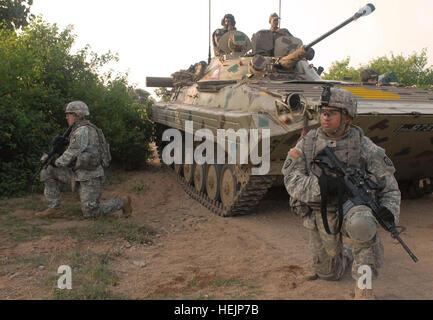 CAMP BUNDELA, Indien (22. Oktober 2009) – (von links) Staff Sgt. Kris Jorgensen und Spc.  Jason Echevarria, beide aus Truppe C, 2. Staffel, 14. Kavallerie-Regiment "Strykehorse," 2nd Stryker Brigade Combat Team, 25. Infanterie-Division von Schofield Barracks, Hawaii Manöver mit indischen Soldaten und ihre Boyevaya Machina Pekhoty oder BMP Tank, eine sowjetische amphibische nachverfolgten Schützenpanzer, während Übung Yudh Abyas 09, eine bilaterale Übung unter Einbeziehung der Armeen von Indien und den Vereinigten Staaten. (Foto von Staff Sgt Crista Yazzie, US Army Pacific Public Affairs) Staff Sgt Kris Jorgensen Stockfoto