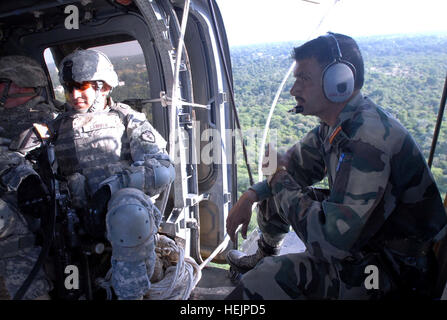 CAMP BUNDELA, Indien (23. Oktober 2009) – Sergeant First Class Santiago Larriva, Zug-Sergeant, 2. Zug und andere Soldaten aus der Truppe A, 2. Staffel, 14. Kavallerie-Regiment "Strykehorse," 2nd Stryker Brigade Combat Team, 25. Infanterie-Division von Schofield Barracks, Hawaii von Sub Ashok Kumar und andere indische Armee Flieger geflogen sind. Die Soldaten in einem Advanced Light Helicopter, eine indische Armee Hubschrauber, während Übung Yudh Abyas 09, eine bilaterale Übung unter Einbeziehung der Armeen von Indien und den Vereinigten Staaten ausgebildet. (Foto von Staff Sgt Crista Yazzie, US Army Pacific Public Affairs) Sgt Stockfoto