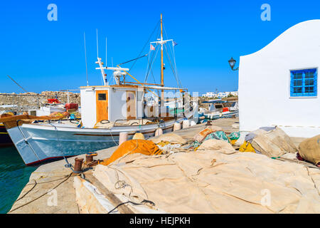 Angelboot/Fischerboot Liegeplatz in der Nähe der kleinen Kirche in Naoussa Hafen, Insel Paros, Griechenland Stockfoto