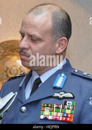 US Air Force General Craig McKinley, der Chef des National Guard Bureau, gibt eine Kopie von warum wir dienen: A Portrait von der Army National Guard, Prinz Feisal Ibn Al-Hussein während eines Besuchs in Jordanien, 29. Oktober 2009. Das Haschemitische Königreich Jordanien ist mit Colorado in die Nationalgarde State Partnership Program, zusammen, die auf militärischer, militärisch-zivile und Zivil-zivile Zusammenarbeit fördert. Derzeit gibt es 62 SPP-Partner. (US Armee-Foto von Staff Sgt. Jim Greenhill/freigegeben) Prinz Faisal bin Al Hussein 091029-A-3715G-143 Stockfoto