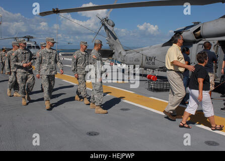 GUANTANAMO BAY auf Kuba – Service-Mitglieder mit dem 525th Military Police-Bataillon stationiert in Joint Task Force Guantanamo erhalten eine Tour auf dem Multi-Purpose amphibischer Angriff Schiff USS Wasp (LHD-1) im Hafen von US Naval Station Guantanamo Bay, Kuba, Okt. 29 2009.der Soldaten wurden auf den Betrieb für die MH60S Seahawk Rettungshubschrauber informiert. JTF Guantanamo führt sicher, humane, rechtliche und transparente Pflege und Obhut der Gefangenen, einschließlich der Militärkommission und die verurteilten bestellt von einem Gericht freigegeben. Die JTF führt Intelligenzansammlung, Analyse und Verbreitung Stockfoto