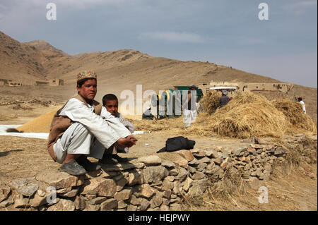 Afghanische Kinder Blick auf US-Soldaten aus der 405th Civil Affairs Bataillon im Gespräch mit Dorfbewohnern während einer Patrouille in der Depak-Tal, Afghanistan, am 30. Oktober. Soldaten waren mit Soldaten der afghanischen nationalen Armee und US-Marines vom Embedded Training Team 1-12. patrouillieren. Depak Tal Aktivität 220194 Stockfoto