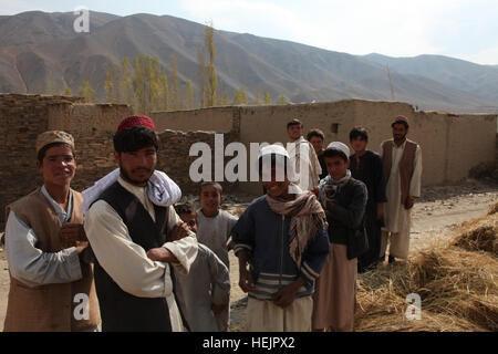 Afghanische Kinder Blick auf US-Soldaten aus der 405th Civil Affairs Bataillon im Gespräch mit Dorfbewohnern während einer Patrouille in der Depak-Tal, Afghanistan am 30. Oktober 2009. Soldaten waren mit Soldaten der afghanischen Nationalarmee und US-Marines vom Embedded Training Team 1-12. patrouillieren. Operation Enduring Freedom 220582 Stockfoto