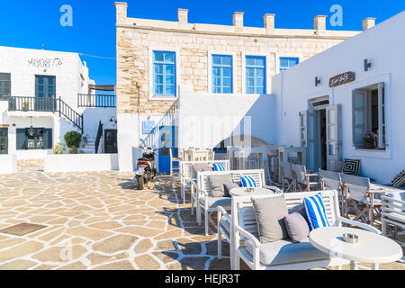 Insel PAROS, Griechenland - 20. Mai 2016: Griechische Taverne Gebäude in Naoussa Hafen auf der Insel Paros, Griechenland. Stockfoto