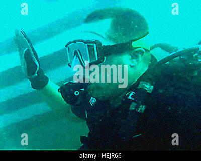 GUANTANAMO BAY auf Kuba – Armee Sgt. Harry Schwarz, ein Unteroffizier Training mit Joint Task Force Guantanamo 189. Military Police Company, reenlists unter Wasser am US Naval Station Guantanamo Bay, Oct.30, 2009. Diese Zeitsoldat unterscheidet sich von anderen wegen der Lage; die Chance, eine militärische Unterwasser Zeitsoldat Zeremonie während bereitgestellt ist eine bleibende Erinnerung. JTF Guantanamo führt sicher, humane, rechtliche und transparente Pflege und Obhut der Gefangenen, einschließlich der Militärkommission und die verurteilten bestellt von einem Gericht freigegeben. Die JTF führt intelligenc Stockfoto