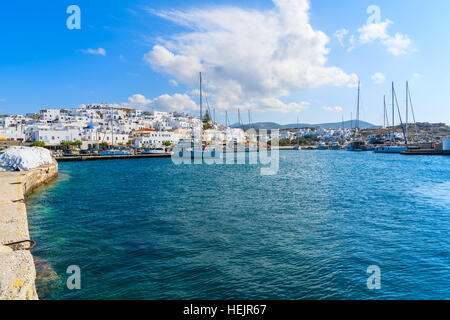 Blick auf Hafen von Naoussa auf der Insel Paros, Griechenland Stockfoto