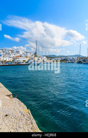 Blick auf Hafen von Naoussa auf der Insel Paros, Griechenland Stockfoto