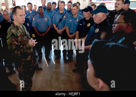 091110-N-0696M-495 Präsident Barack Obama und First Lady Michelle Obama, Verteidigungsminister Robert M. Gates, Joint Chiefs Vorsitzender Navy Adm. Mike Mullen, Armee Sekretär John M. McHugh Army Chief Of Staff General George W. Casey Jr. in Fort Hood, Texas, Teil eine Zeremonie zu Ehren der Opfer von 5 November schießen randalieren, die 13 Tote und 38 Verletzte hinterlassen. DoD-Foto von Mass Communication Specialist 1. Klasse Chad J. McNeeley/freigegeben) Flickr - die US-Armee - U.S. Marine Admiral Mike Mullen spricht mit Fort Hood Polizei und Feuerwehr Stockfoto