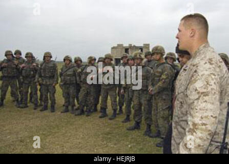 KRTSANISI, Georgia, 13. November 2009 – Lance CPL Robert C. Wallisch, ein Lehrer mit Georgien Schulungsteam und Port Huron, Michigan, Native, gibt ein Briefing für ein Unternehmen der georgischen Soldaten vor einer Firma Feld Übung hier. Georgien-Deployment-Programm ist eine zweijährige Ausbildung mit dem Ziel, die Interoperabilität zwischen der georgischen Armee und Sicherheit Kräfte ISAF (International Assistance) erhöhen. Die Ausbildung besteht aus vier 6-monatigen Rotationen entwickelt, um vier georgische Infanterie-Bataillone in Aufstandsbekämpfung Taktiken, Techniken und Verfahren in der Vorbereitung für ihre versorgten trainieren Stockfoto