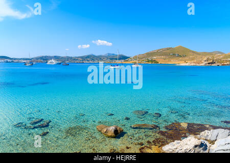 Schöne kristallklares Meerwasser Monastiri Bucht auf der Insel Paros, Griechenland Stockfoto