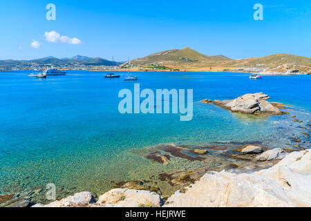 Schöne kristallklares Meerwasser Monastiri Bucht auf der Insel Paros, Griechenland Stockfoto