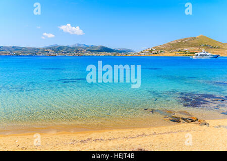 Schöner Strand mit kristallklarem Meerwasser Monastiri Bucht auf der Insel Paros, Griechenland Stockfoto