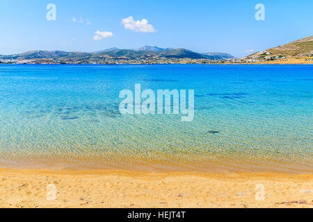 Schöner Strand mit kristallklarem Meerwasser Monastiri Bucht auf der Insel Paros, Griechenland Stockfoto