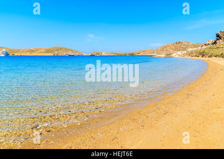 Schöner Strand mit kristallklarem Meerwasser Monastiri Bucht auf der Insel Paros, Griechenland Stockfoto