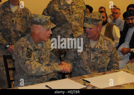 Generalmajor James L. Terry, Kommandant Regional Command (Süden) in Afghanistan und Oberst Todd R. Wood, Kommandeurkreuz der 1st Stryker Brigade Combat Team, 25. US-Infanteriedivision schüttelt Hände nach der Unterzeichnung der Übertragung der Behörde Scroll auf Kandahar Flugplatz 7 Juli. Während der Zeremonie aufgegeben Kanadier vom 22. königliches kanadisches Regiment Verantwortung für südlichen Kandahar, 1/25 SBCT. Neue Ära einläuten Arctic Wölfe in Kandahar 110707-A-BE343-005 Stockfoto