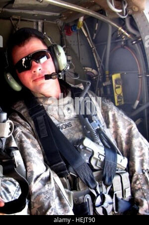 Sgt. 1. Klasse Darrell Sammons sitzt in einem UH-60 Black Hawk-Hubschrauber in Bagdad, Okt. 16, vor dem Start für eine Mission. Jahr der NCO, 227448 Stockfoto