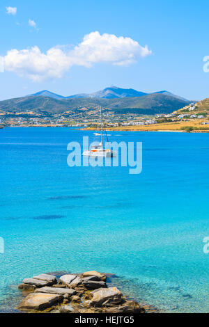 Katamaran-Boot-Saiing am azurblauen Meer in Monastiri Bucht auf der Insel Paros, Griechenland Stockfoto