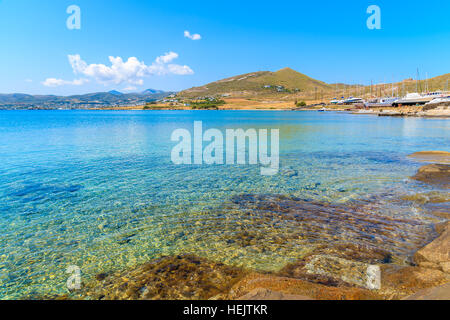 Schöne kristallklares Meerwasser in Monastiri Bucht auf der Insel Paros, Griechenland Stockfoto