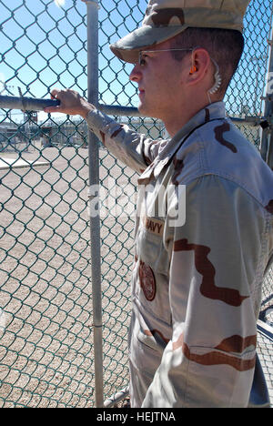 GUANTANAMO BAY auf Kuba – Navy Petty Officer 3rd Class Kurtis Hogdin, eine Luftfahrt strukturelle Mechaniker mit der Marine Expeditionary Wachbataillon steht Uhr im Camp 4, Teil der Joint Task Force Guantanamo, 7. Dezember 2009.  Die NEGB bietet einen Teil der Wache Kraft innen JTF Guantanamo Haftanstalten. JTF Guantanamo führt sicher, humane, rechtliche und transparente Pflege und Obhut der Gefangenen, einschließlich der Militärkommission und die verurteilten bestellt von einem Gericht freigegeben. Die JTF führt Intelligenzansammlung, Analyse und Verbreitung für den Schutz von Gefangenen und pe Stockfoto