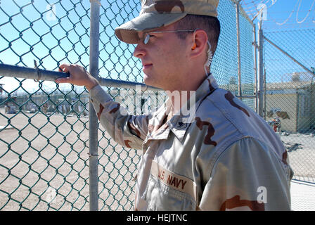 GUANTANAMO BAY auf Kuba – Navy Petty Officer 3rd Class Kurtis Hogdin, ein Luftfahrt-strukturelle Mechaniker mit Joint Task Force Guantanamo Marine Expeditionary Wachbataillon, steht Wache zu Camp 4, Teil von JTF Guantanamo, 7. Dezember 2009.  Die NEGB bietet einen Teil der Wache Kraft innen JTF Guantanamo Haftanstalten. JTF Guantanamo führt sicher, humane, rechtliche und transparente Pflege und Obhut der Gefangenen, einschließlich der Militärkommission und die verurteilten bestellt von einem Gericht freigegeben. Die JTF führt Intelligenzansammlung, Analyse und Verbreitung für den Schutz von deta Stockfoto