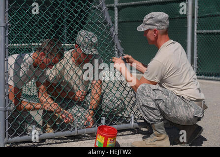 GUANTANAMO BAY auf Kuba – (von links nach rechts) Air Force Airman 1. Klasse Aaron Green, Air Force Tech Sgt. Robert Hess und Air Force Tech SGT Johnny Williams, Mitglieder der Arkansas Air National Guard 188. Taktischer Kämpfer-Flügel eingesetzt, Joint Task Force Guantanamo 474th Expeditionary Tiefbau Squadron, komplett Feinschliff auf Fußball Netze für Häftlinge im Hof Erholung von Camp 6 , 8. Dezember 2009. 474th ECES unterstützt JTF Guantanamo durch die Aufrechterhaltung der Expeditionary rechtliche Bürokomplex und Camp Justice und Infrastruktur, zusammen mit Haft Anlage improv Stockfoto