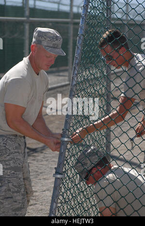 GUANTANAMO BAY auf Kuba – (von links nach rechts) Air Force Tech SGT Johnny Williams, Air Force Airman 1. Klasse Aaron Green und Air Force Tech Sgt. Robert Hess, Mitglieder der Arkansas Air National Guard 188. Taktischer Kämpfer-Flügel eingesetzt, Joint Task Force Guantanamo 474th Expeditionary Tiefbau Squadron, runden Schliff auf Fußball Netze für Häftlinge im Hof Erholung von Camp 6 , 8. Dezember 2009. 474th ECES unterstützt Joint Task Force Guantanamo durch die Aufrechterhaltung der Expeditionary rechtliche Bürokomplex und Camp Justice und Infrastruktur, zusammen mit Haft fa Stockfoto